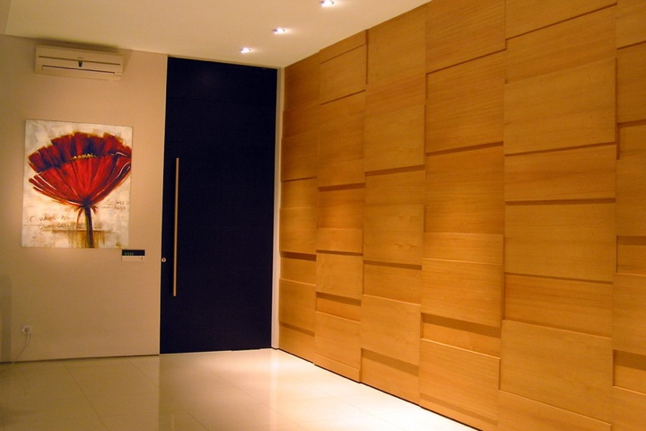 Деревянные панели на стене