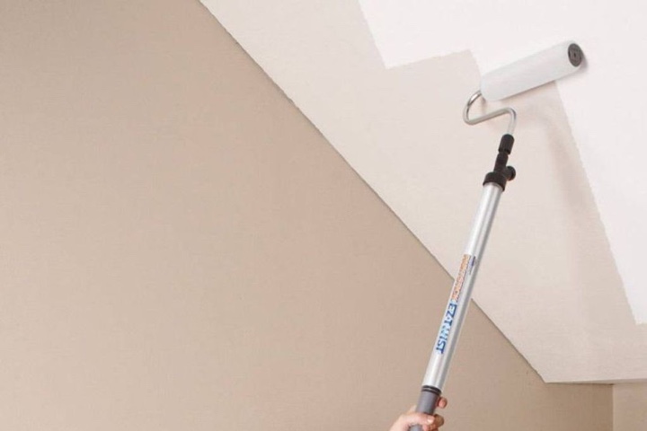 покраска потолка