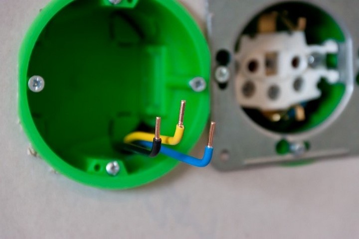 подключение проводов к розетке