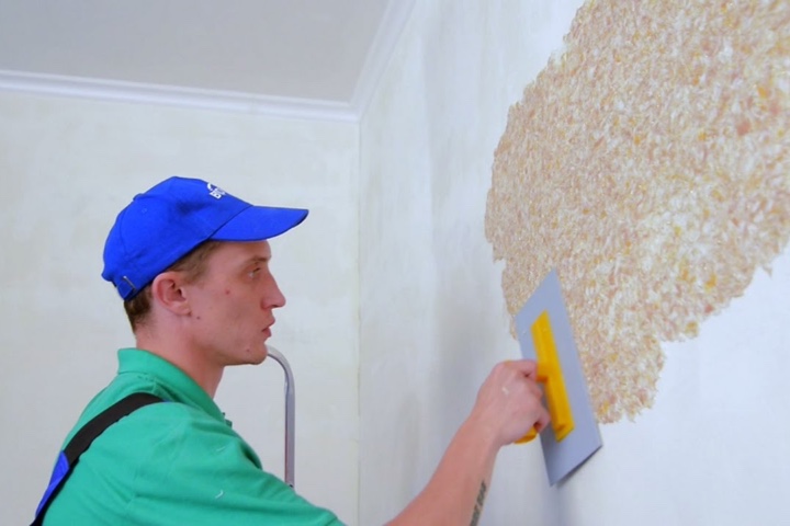 нанесение жидких обоев