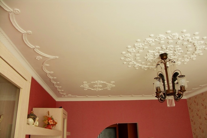 лепнина и моklbyub на потолке