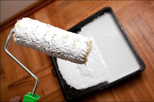 белая акриловая краска на валике