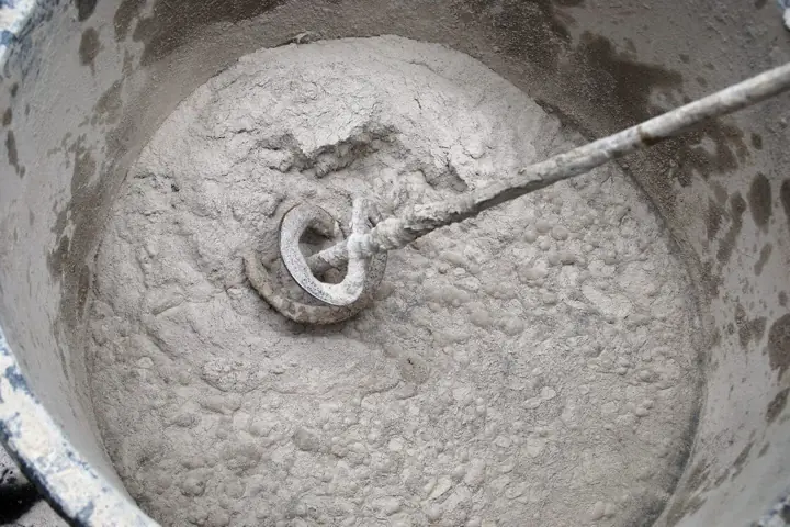 Замешивание цемента