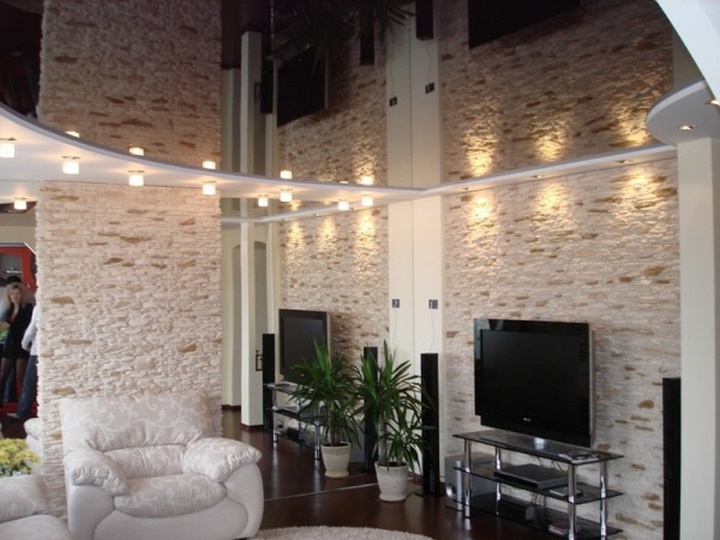 зеркальный потолок со светильниками